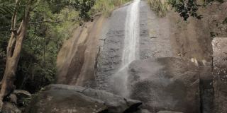 在巴西玛塔亚特兰提卡丛林的瀑布手持拍摄