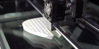 3D打印机打印出样品模型原型。