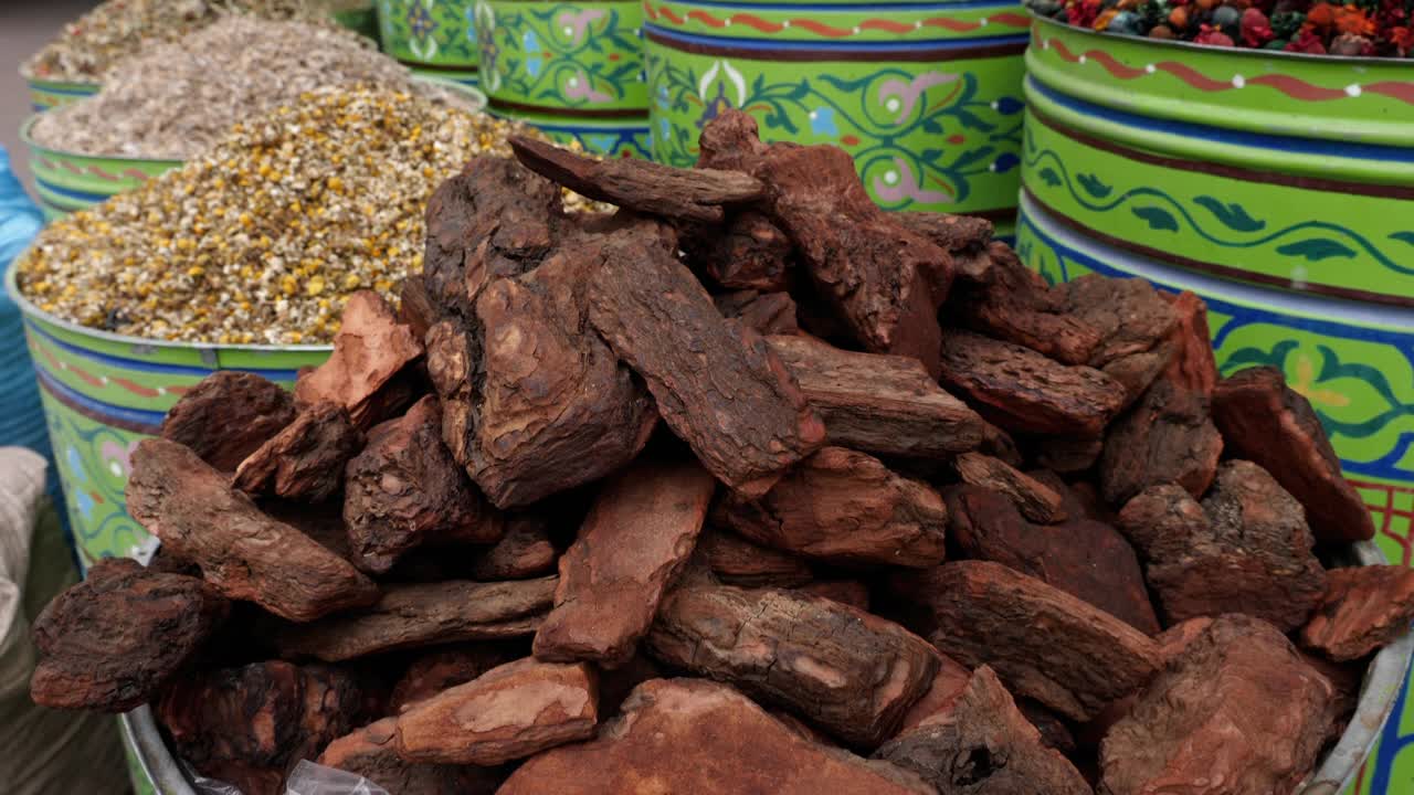 摩洛哥马拉喀什麦地那的摩洛哥熏香、草药、茶和香料市场。