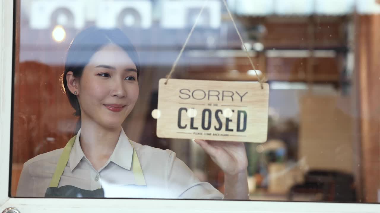 亚洲女性开了一家店，微笑着迎接顾客。