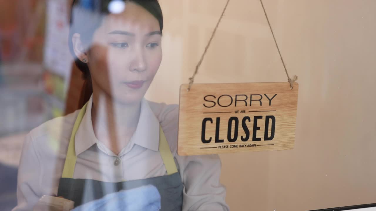 亚洲女性开了一家店，微笑着迎接顾客。