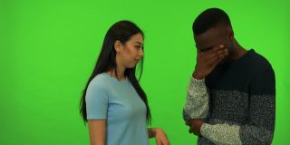 一个年轻的黑人男子在哭泣，一个年轻的亚洲女人在安慰他——绿影工作室