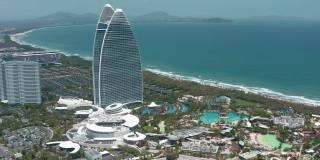 中国海南三亚海棠湾豪华酒店的无人机鸟瞰图。