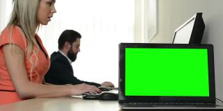 电脑(笔记本电脑)-绿色屏幕-男人和女人工作的电脑在办公室的背景