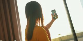 4K亚洲女性在家用智能手机自拍