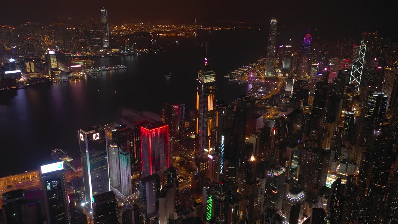 夜景照亮了香港市区四千块空中全景