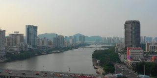 日落时分，海南岛三亚市市景交通大桥空中全景4k中国