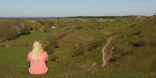 女人在她的30多岁看惊人的风景Skåne，瑞典