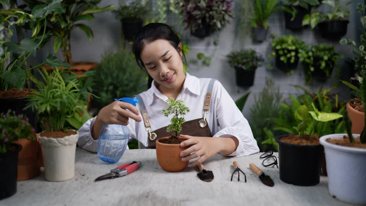 在花店里给植物浇水的女人