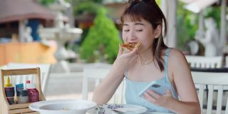美食博主拍下披萨并在社交媒体上分享。