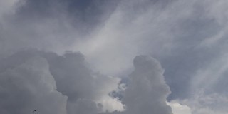 正午时的积云与晴朗的蓝天背景。类型的云库存素材。云和天气的延时库存镜头。