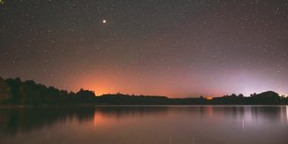 白俄罗斯维捷布斯克省吕佩尔区。莱佩尔湖上真正的缤纷夜星。自然星空背景景观。时间流逝。FullHD