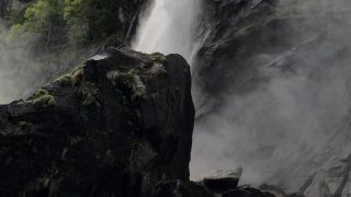 山上瀑布的特写镜头视频素材模板下载