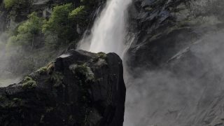 慢镜头:山上瀑布的特写镜头视频素材模板下载