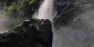 慢镜头:山上瀑布的特写镜头