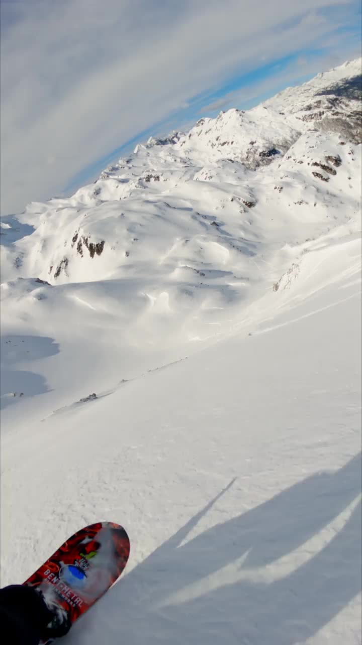 垂直视频POV拍摄的自由式滑雪运动员下降积雪覆盖的斜坡