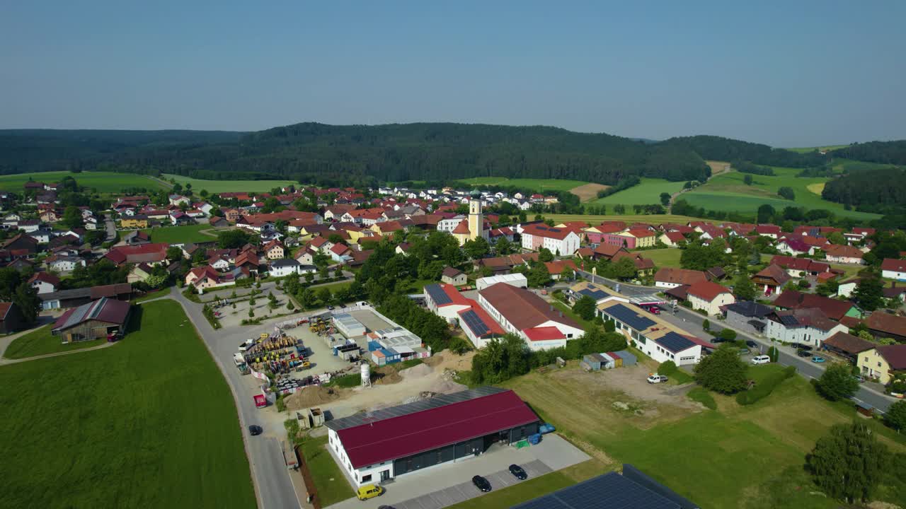 巴伐利亚州肖恩多夫村周围的鸟瞰图