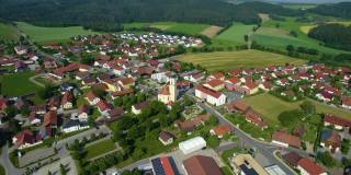 巴伐利亚州肖恩多夫村周围的鸟瞰图