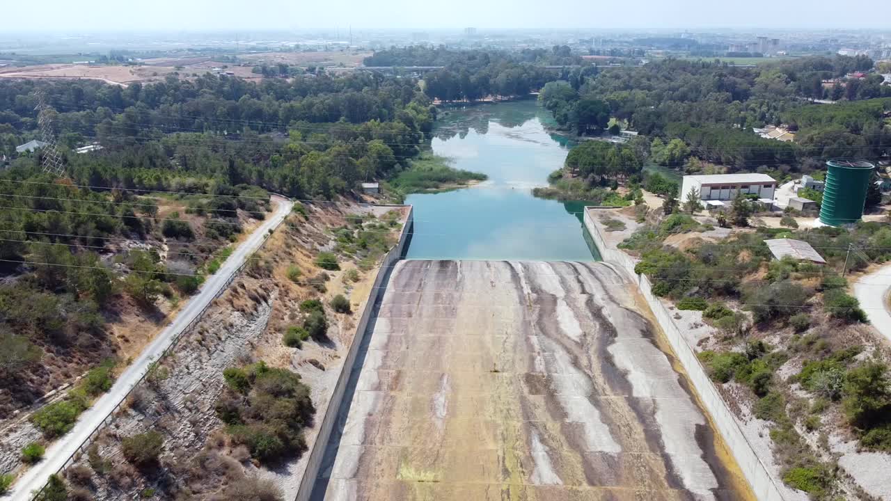 水库鸟瞰图，混凝土快速和封闭水库闸的一个大坝