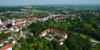 巴伐利亚巴德格雷斯巴赫市周围的鸟瞰图