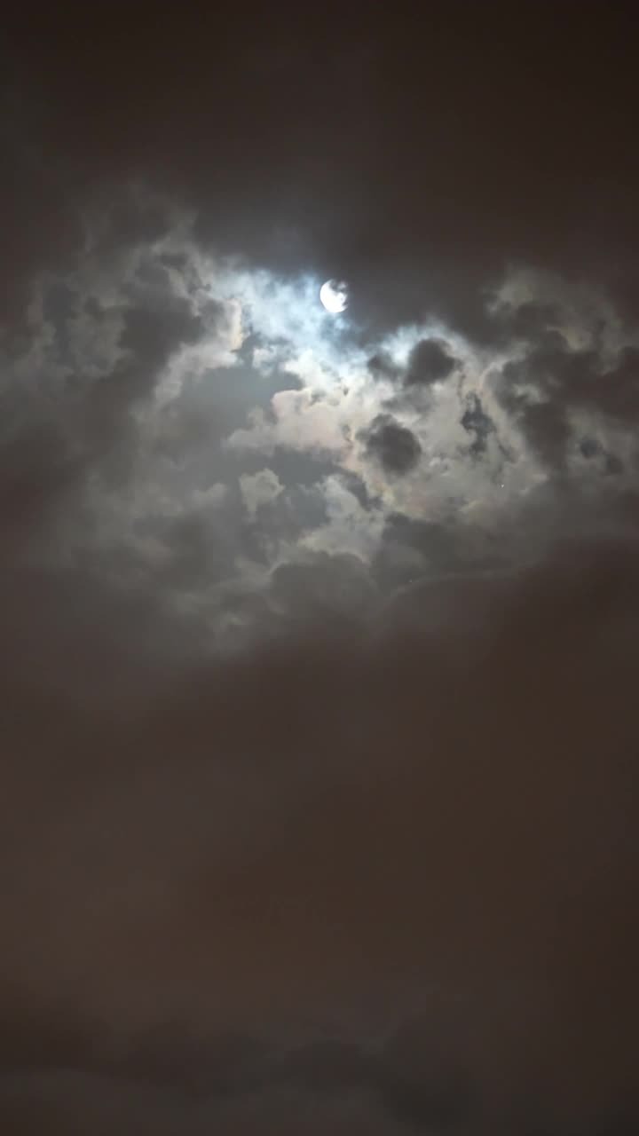 满月消失在云后面-垂直4K视频
