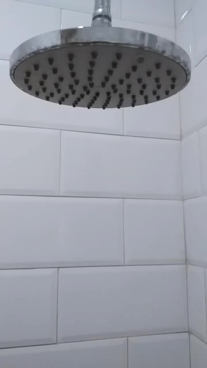 在浴室里打开淋浴喷头的特写
