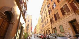 罗马狭窄的老街。罗马的古老街道。汽车停在罗马一条狭窄的街道上