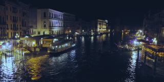 晚上去威尼斯，去大运河。七彩大运河夜晚，水中映出许多倒影