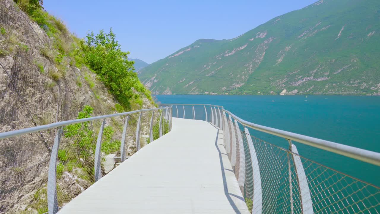 路悬在山上的岩石上，通往阿尔卑斯山的湖泊