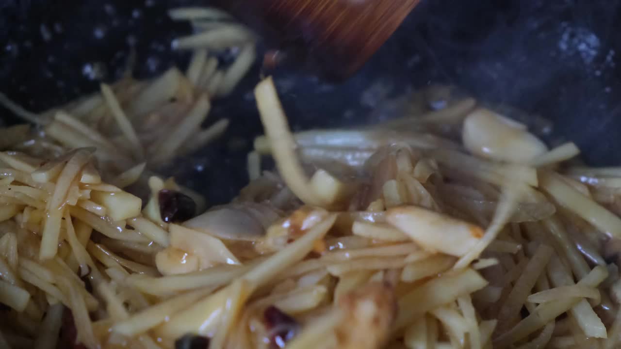 在锅里炒酸辣土豆。中国菜