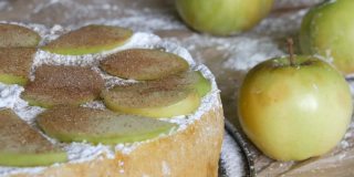 新鲜出炉的美味苹果派夏洛特绿苹果背景。传统的自制苹果肉桂派