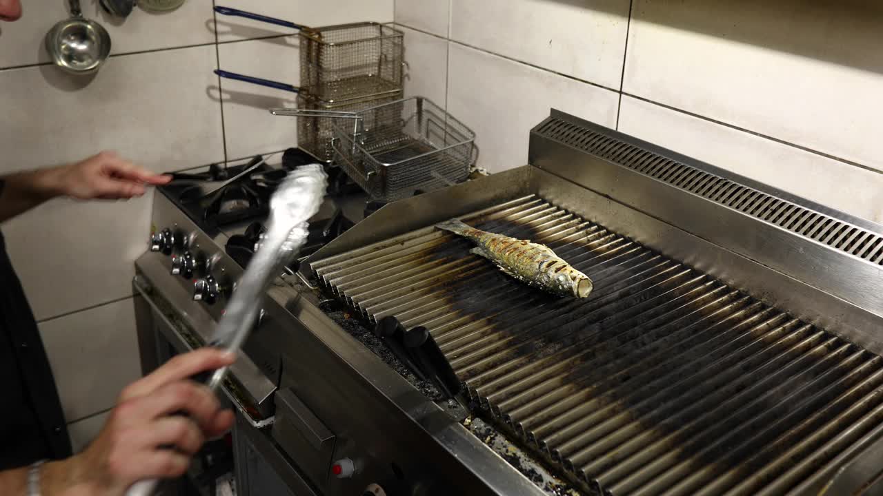 专业厨师，准备将鲈鱼放入烤箱烘烤