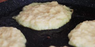 土豆煎饼在平底锅里煎，外皮金黄。美味的传统美食，宏。