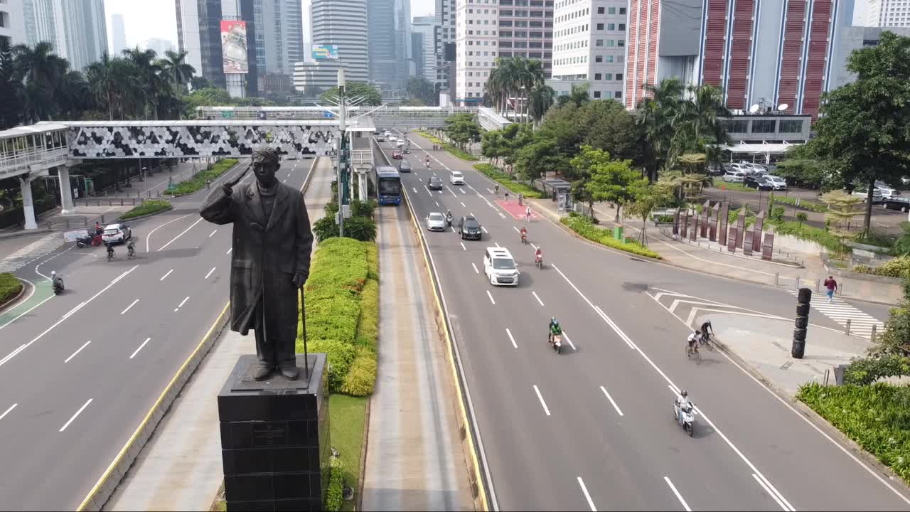 中午首都街道上的气氛