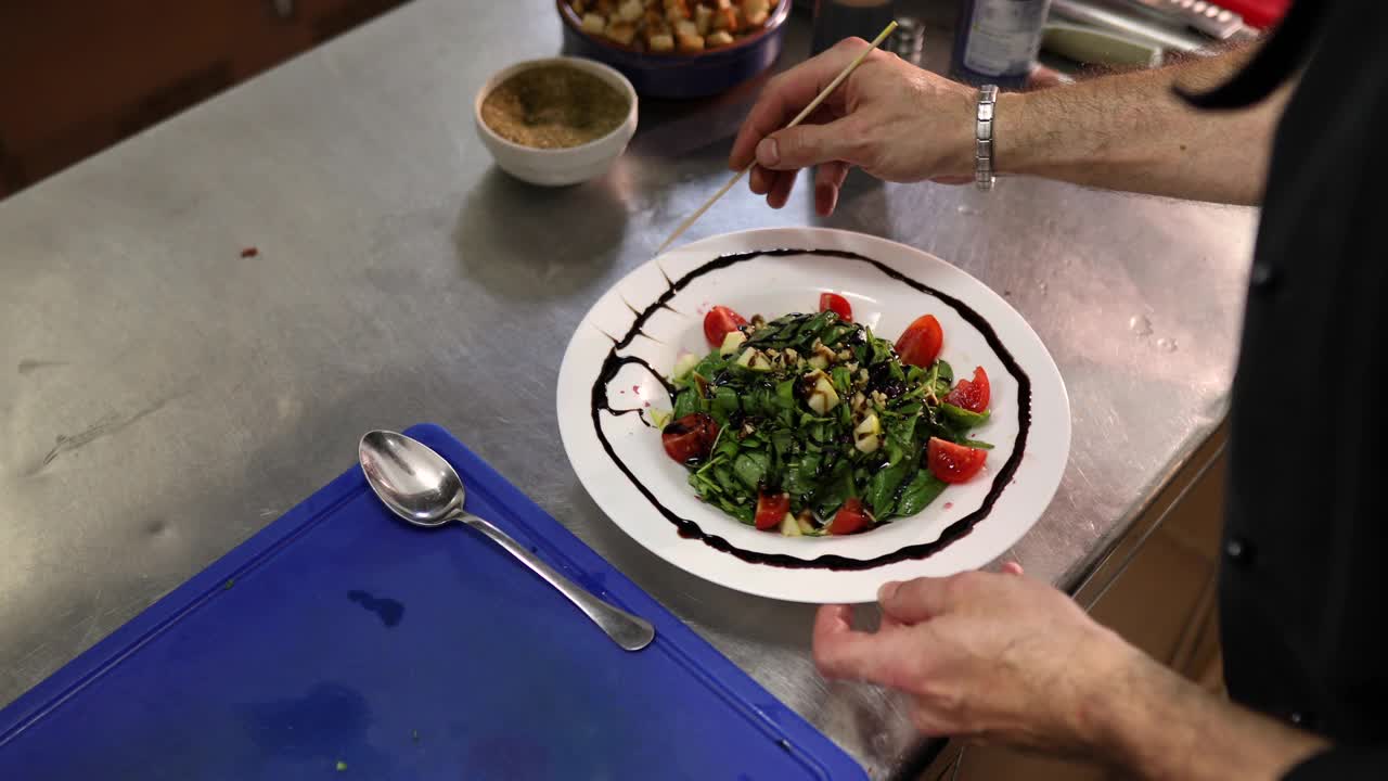 创意厨师，用酱汁装饰沙拉碗，做出有趣的形状
