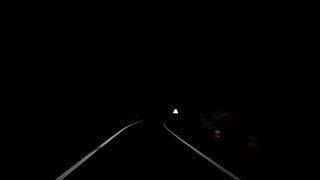 在山区夜间道路上行驶的SUV视频素材模板下载