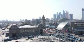 基辅火车站广场和莫斯科商业中心摩天大楼的无人机瞰图，莫斯科河上有桥