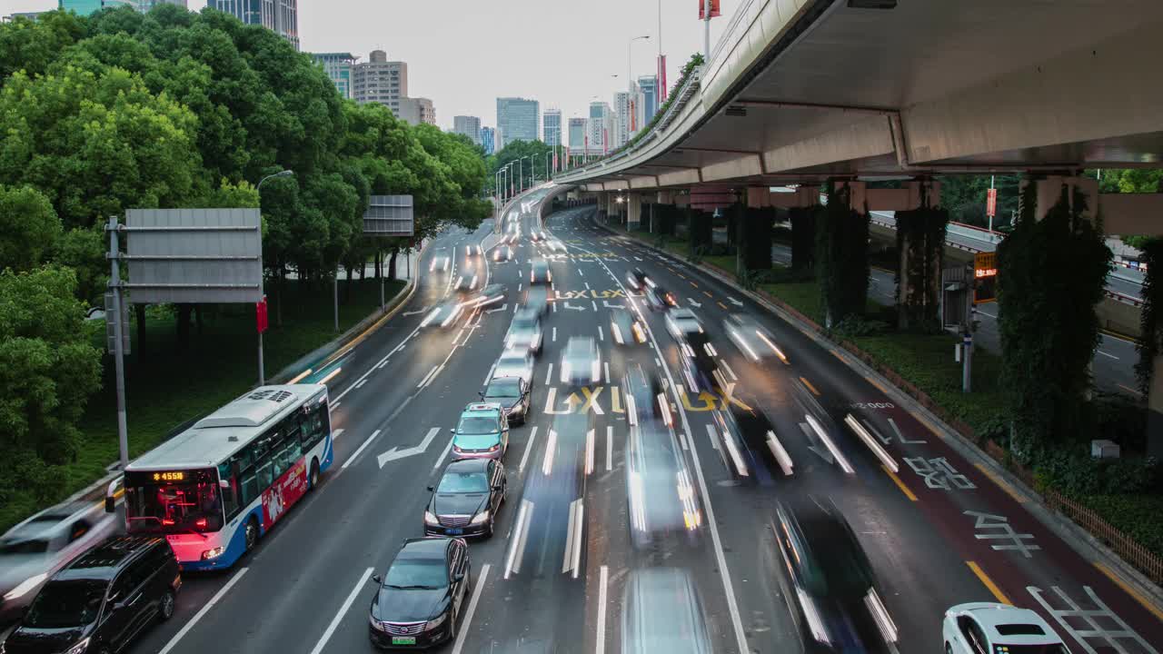 时光流逝，中国上海夜晚繁忙的地下通道