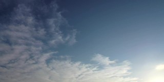 从上面俯瞰中国福建省福州市鼓山日出时的云海