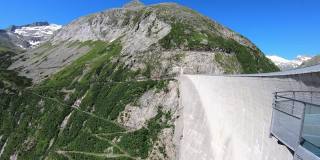 从奥地利卡林西亚Koelnbrein大坝上俯瞰山谷的全景。大坝被高山环绕着。陡峭的斜坡。山谷底部有一个长湖。自然能源