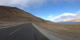 在中国西藏羊卓雍错湖边的小路上行驶