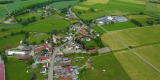 这个村庄的鸟瞰图Wörleschwang在巴伐利亚
