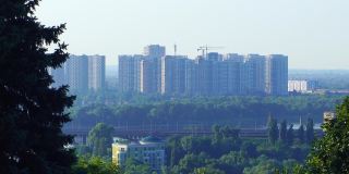 基辅左岸全景。第聂伯河上的达尔尼茨基桥。夏季视图的达尼茨基桥在第聂伯河焦距在基辅。400mm focal长度