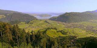 当您登上瑞士斯坦瑟霍恩山的Cabrio缆车时，瑞士中部、山脉、村庄和卢塞恩湖的壮丽鸟瞰图将尽收眼底。