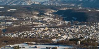 遥远的风景远鸟瞰图的美国小镇莱顿，在利哈伊山谷在阿巴拉契亚山脉，宾夕法尼亚州，覆盖着雪后的冬季风暴和降雪。