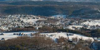 遥远的风景远鸟瞰图的美国小镇莱顿，在利哈伊山谷在阿巴拉契亚山脉，宾夕法尼亚州，覆盖着雪后的冬季风暴和降雪。