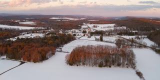 鸟瞰宾夕法尼亚州农村的农田在冬天，田野覆盖着雪，在黄昏。