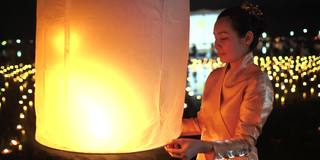 美丽的女人与朋友在Loi Krathong (Yi Peng或Yee Peng)节，泰国清迈。