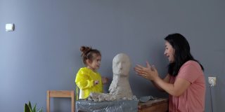母亲和女儿制作泥塑的视频