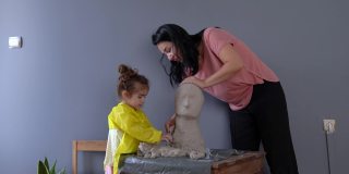 母亲和女儿制作泥塑的视频